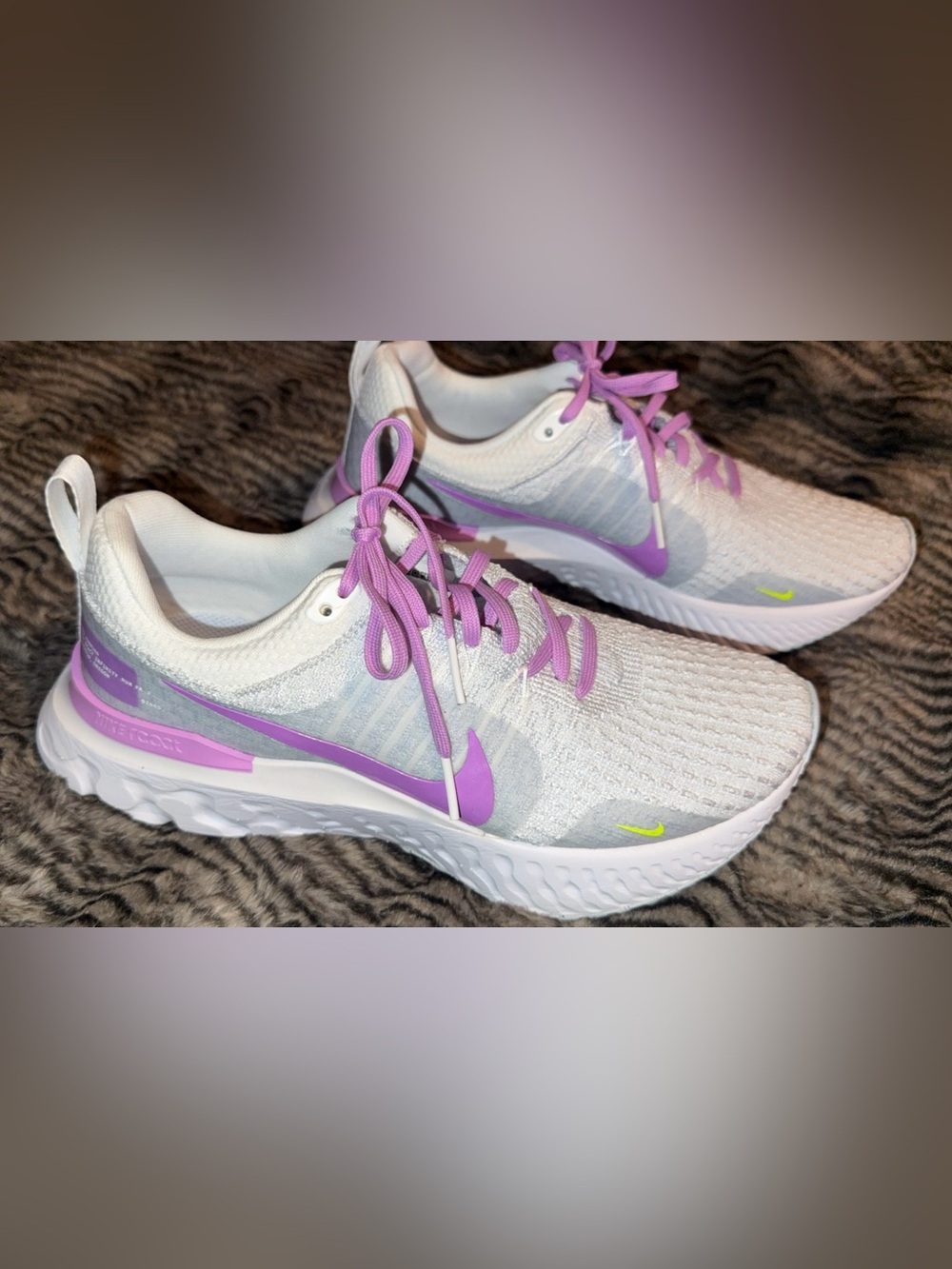 Nike Women's White and Lavender Lilac Running Sneakers 8.5 9 BRAND NEW